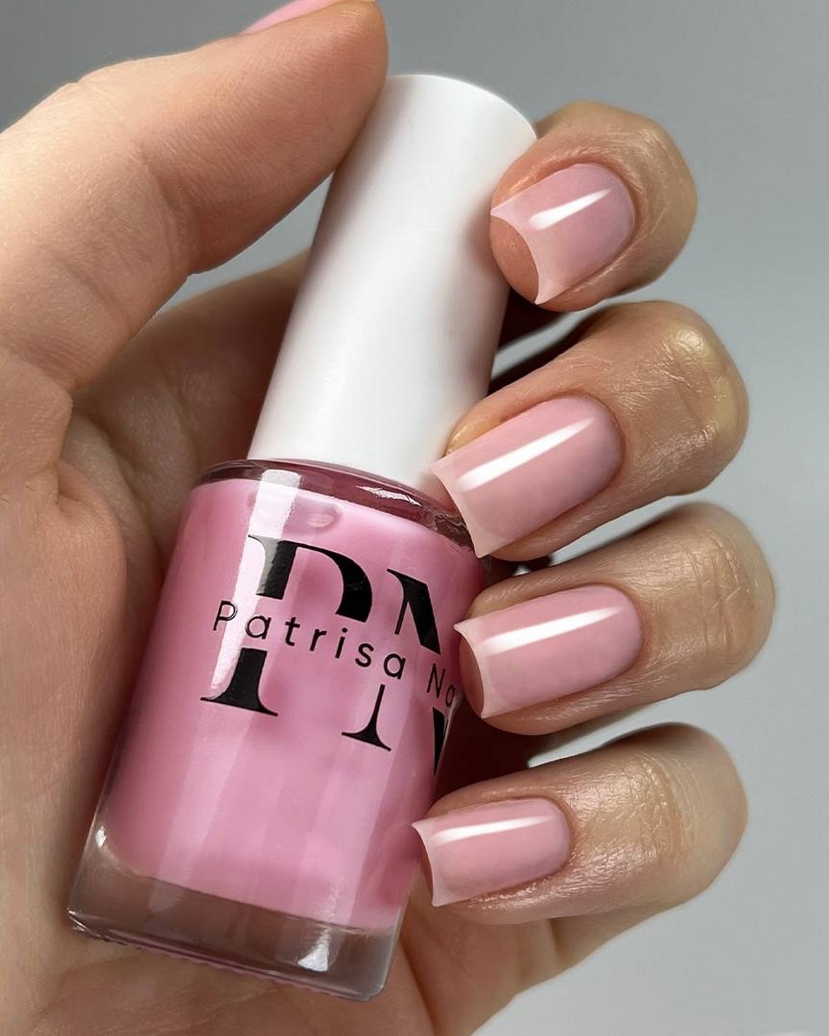 Маникюр без плотного покрытия: легкий эффект на ногтях