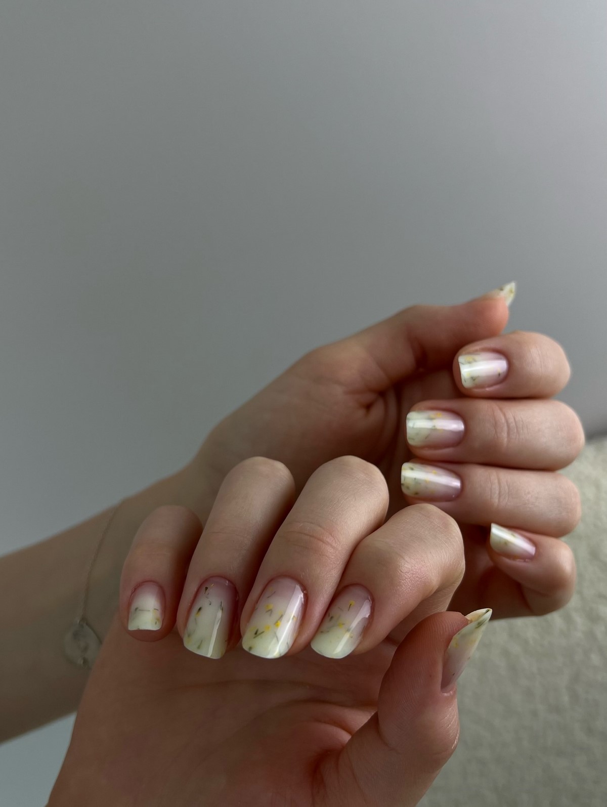 Маникюр без плотного покрытия: легкий эффект на ногтях