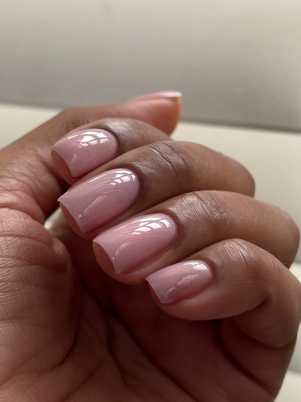 Маникюр без плотного покрытия: легкий эффект на ногтях