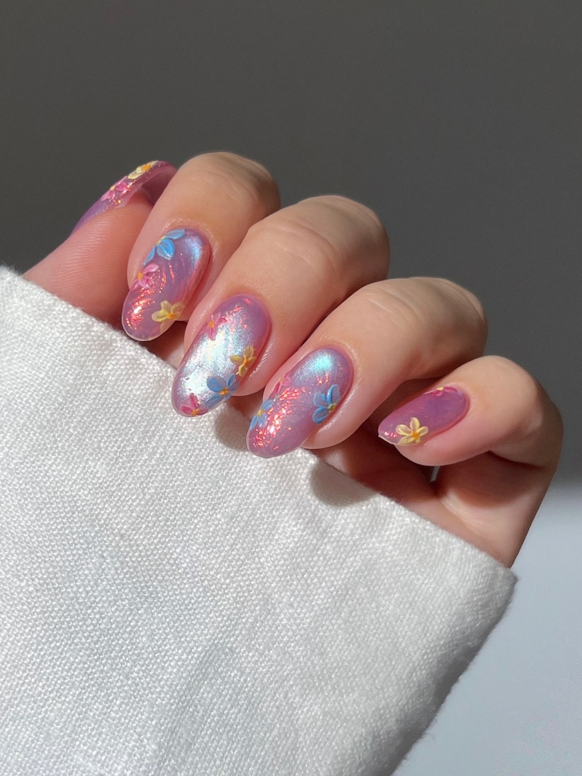 Маникюр с мягким блеском: альтернатива глянцу