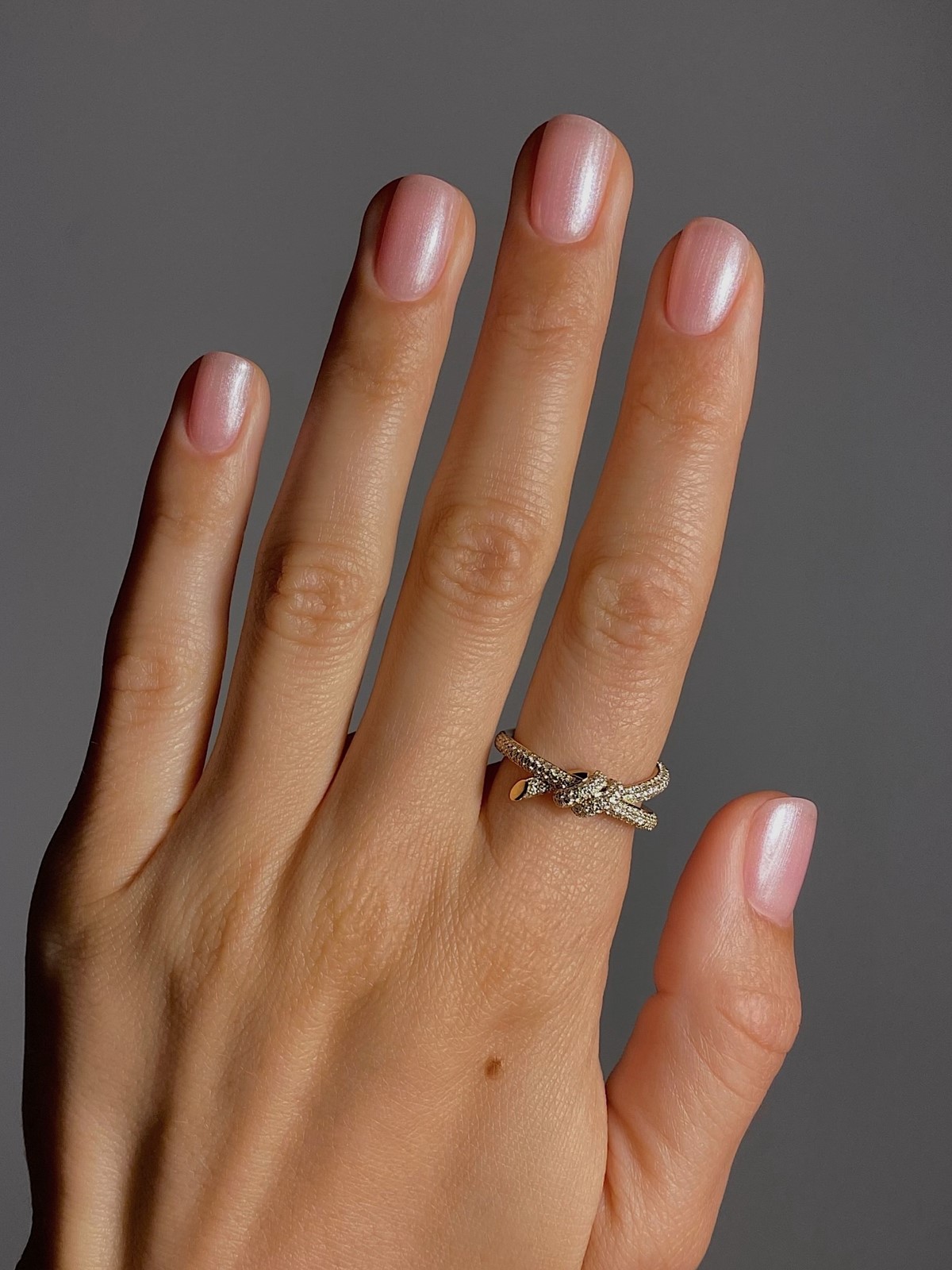 Маникюр с мягким блеском: альтернатива глянцу