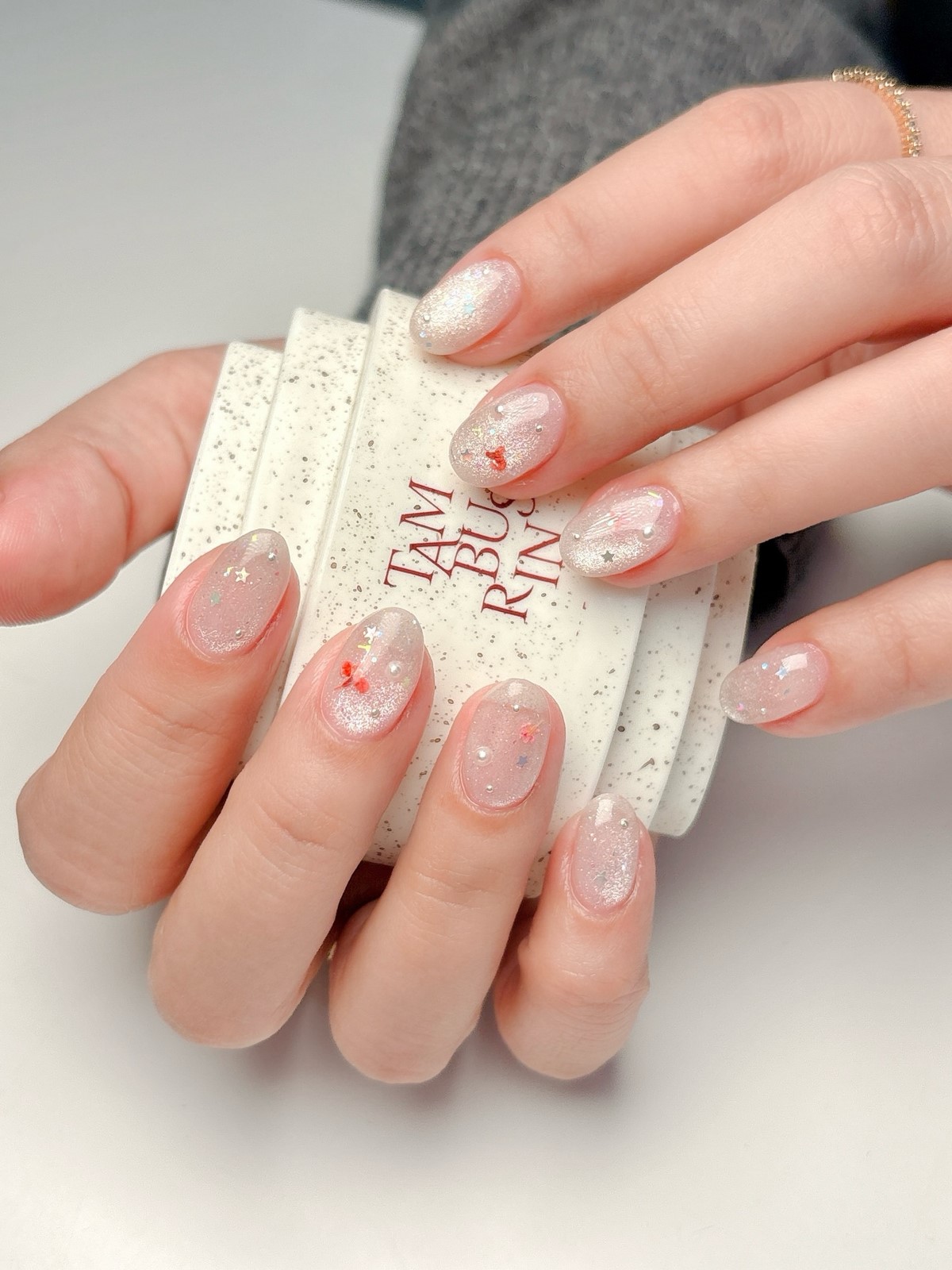 Маникюр с мягким блеском: альтернатива глянцу