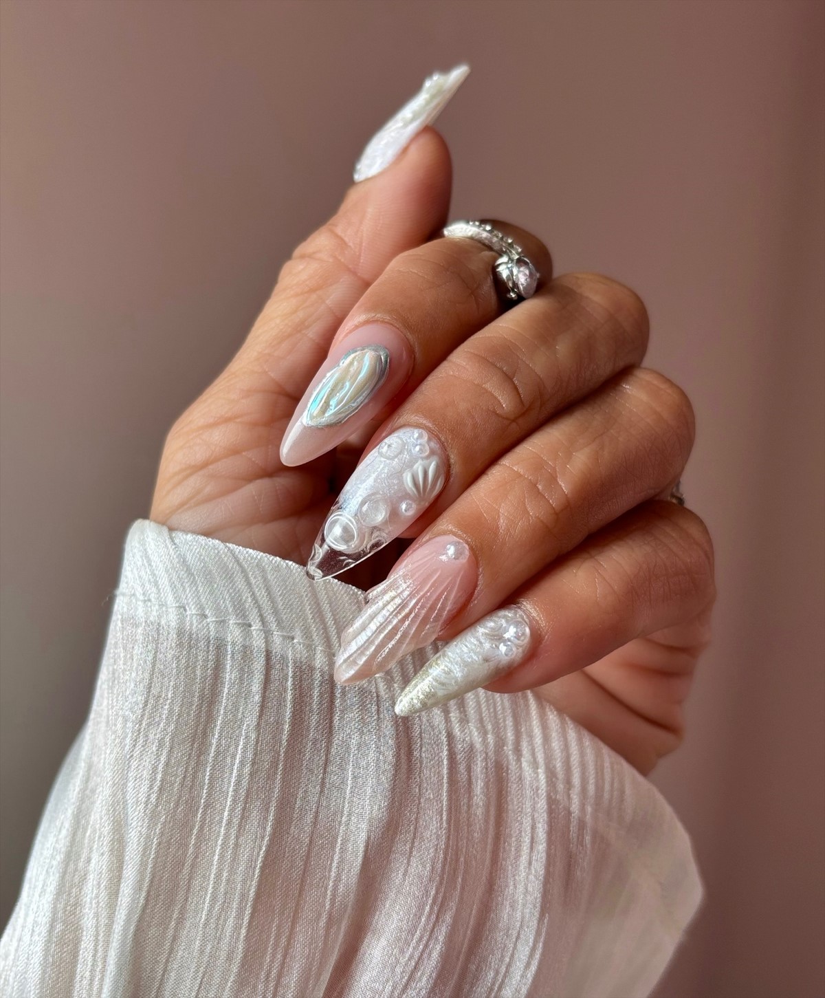 Маникюр с мягким блеском: альтернатива глянцу