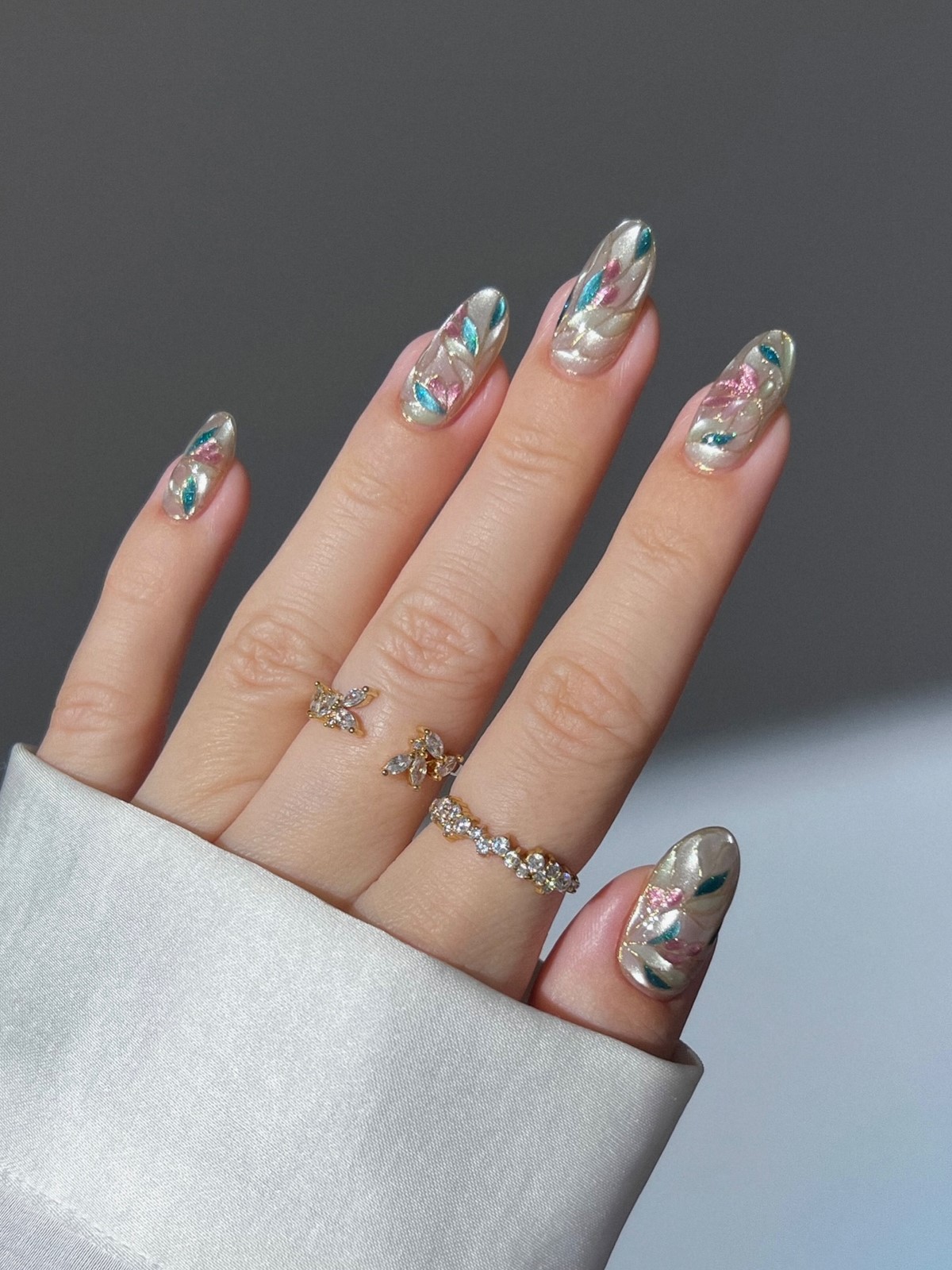 Маникюр с мягким блеском: альтернатива глянцу