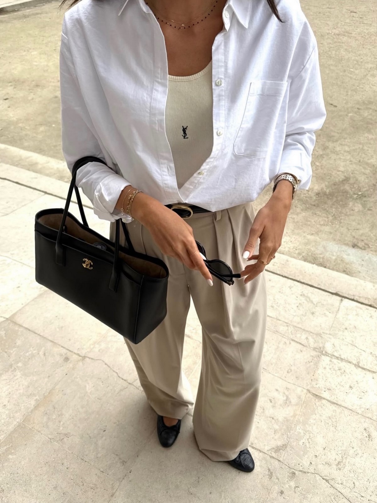 Простая одежда без лишних деталей: почему она выглядит аккуратнее