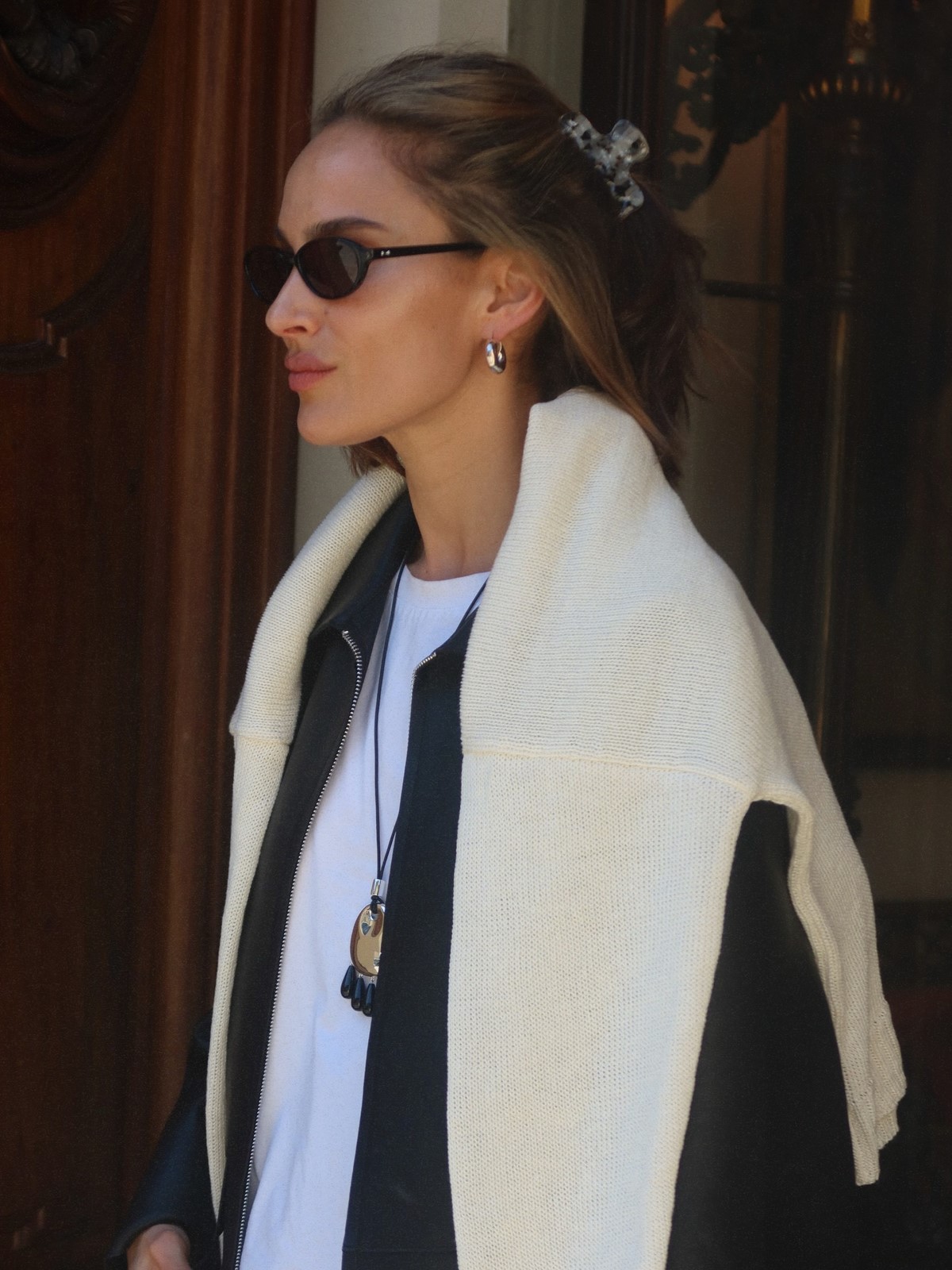 Простая одежда без лишних деталей: почему она выглядит аккуратнее