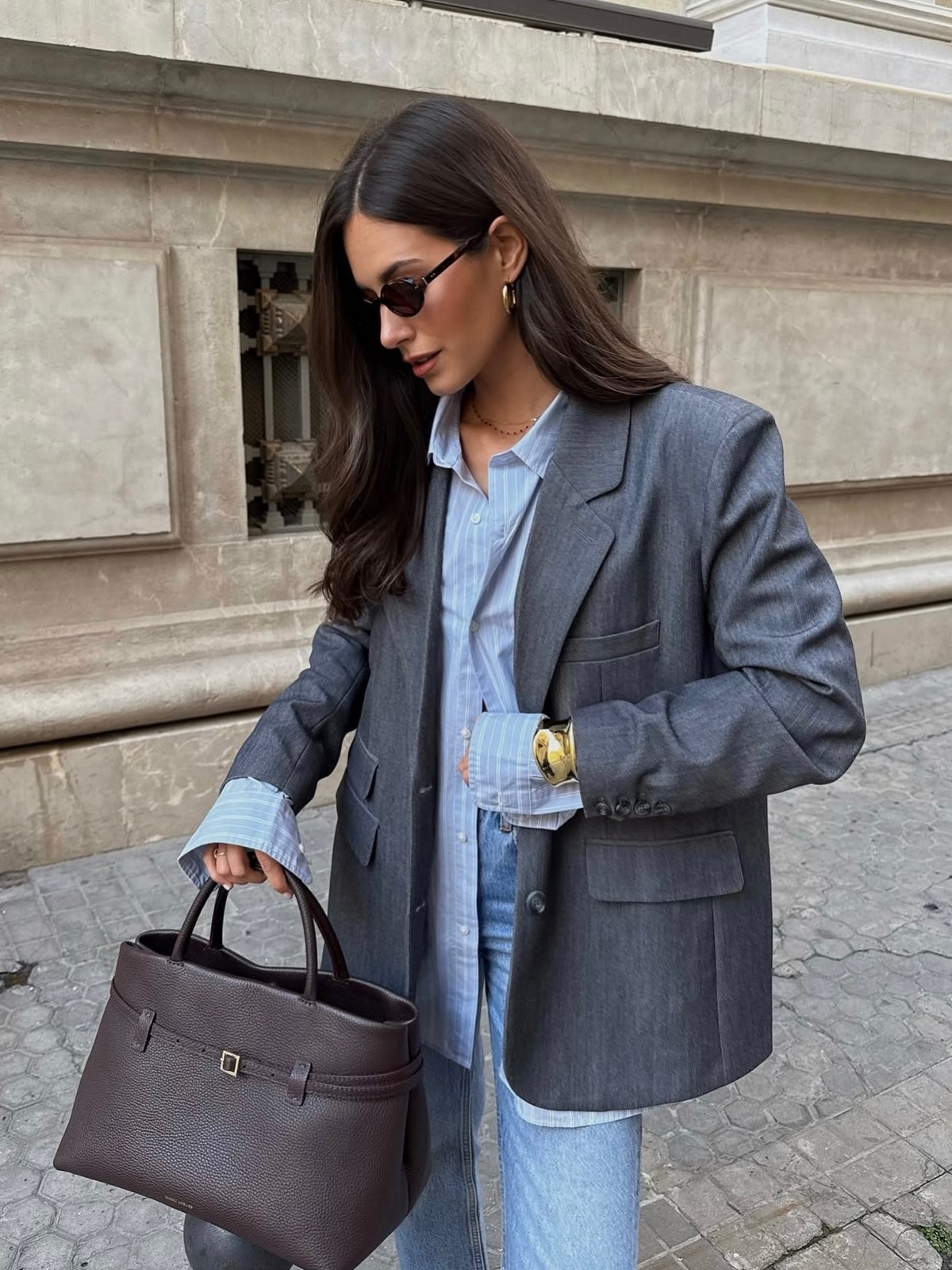 Простая одежда без лишних деталей: почему она выглядит аккуратнее