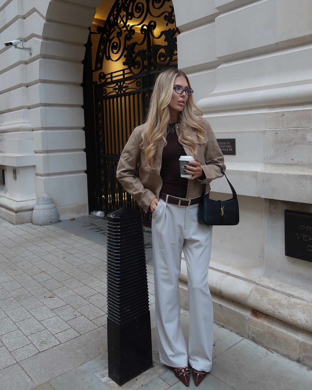 Простая одежда без лишних деталей: почему она выглядит аккуратнее