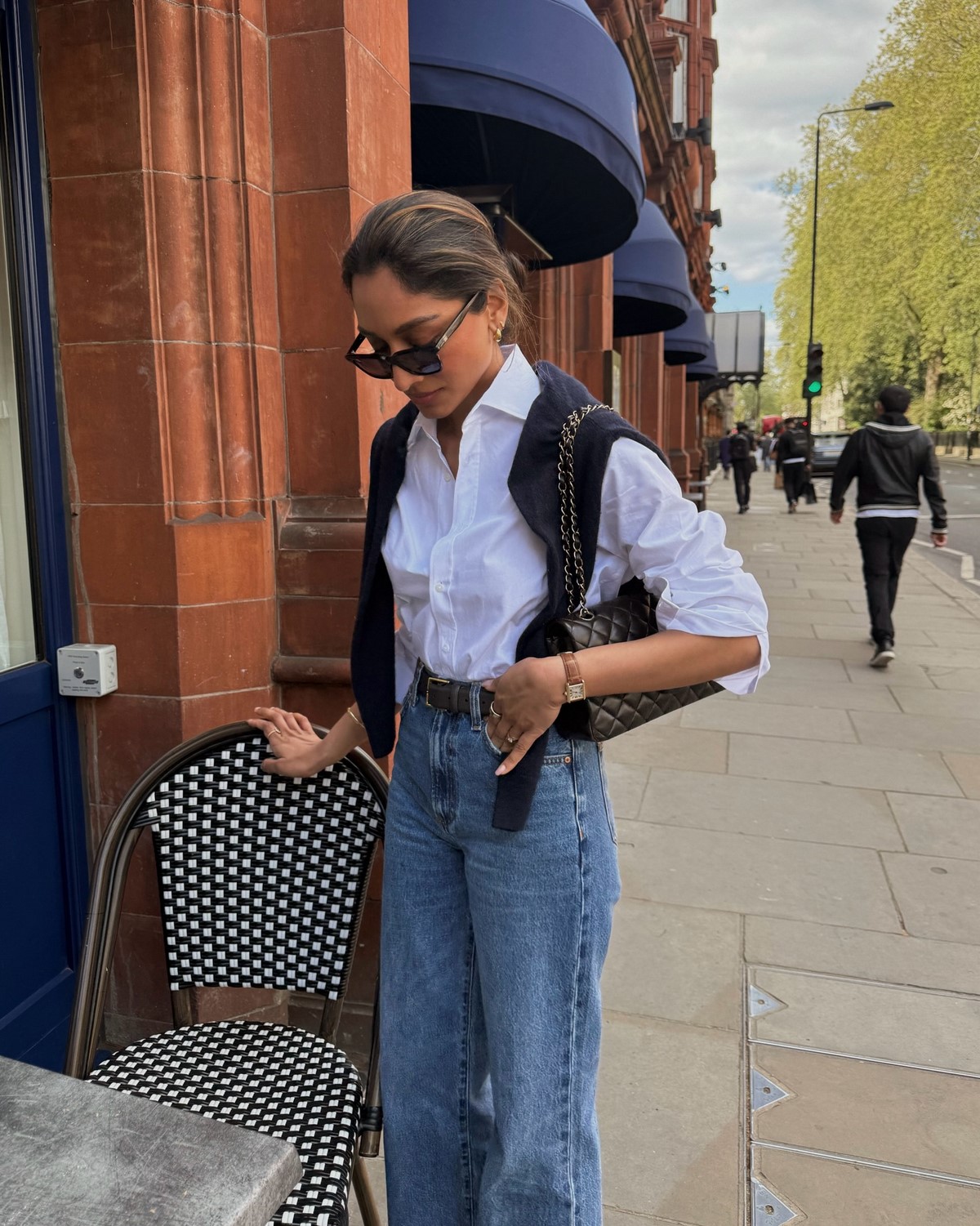 Простая одежда без лишних деталей: почему она выглядит аккуратнее