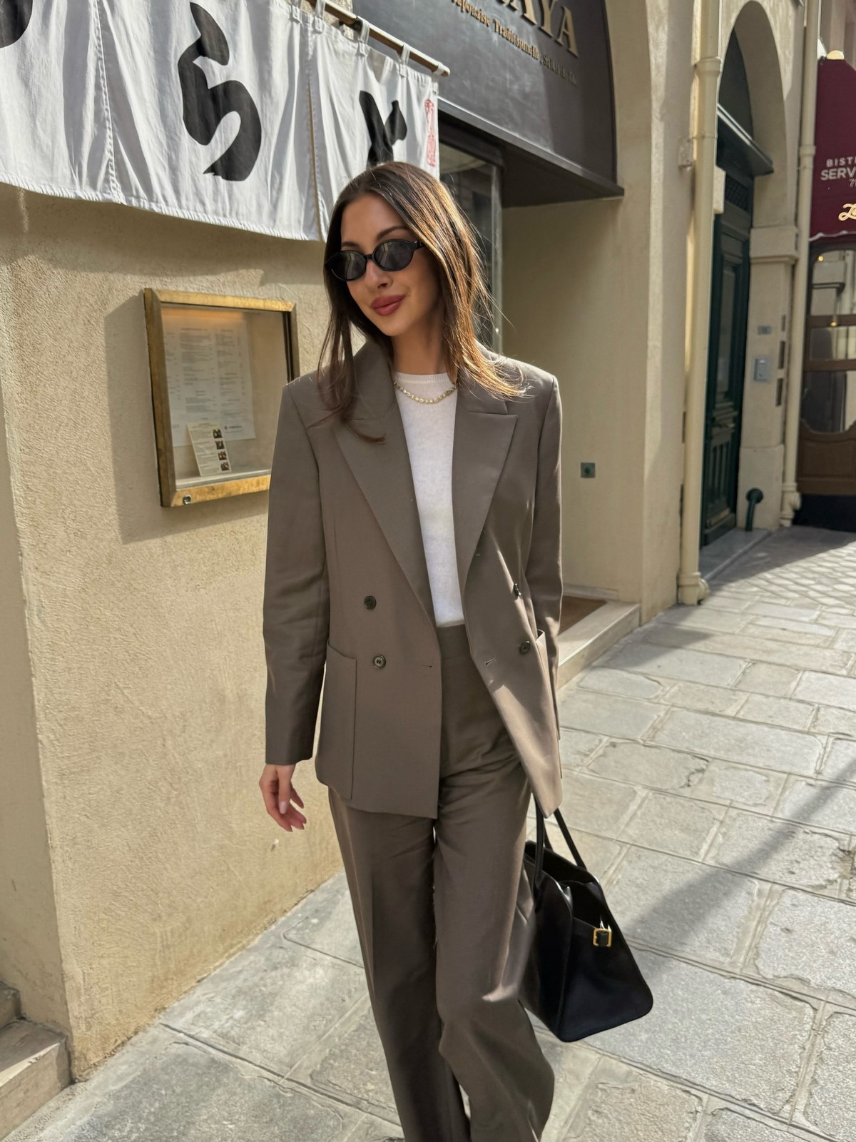 Простая одежда без лишних деталей: почему она выглядит аккуратнее