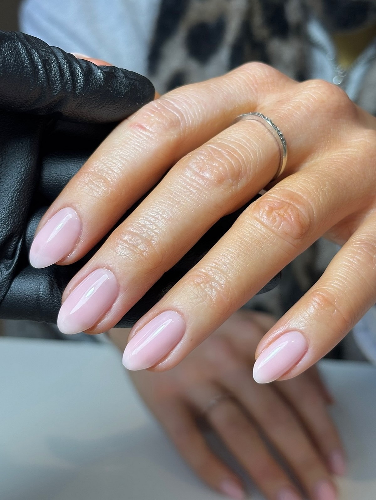 Светлые оттенки на ногтях: мягкий вариант без перегруза