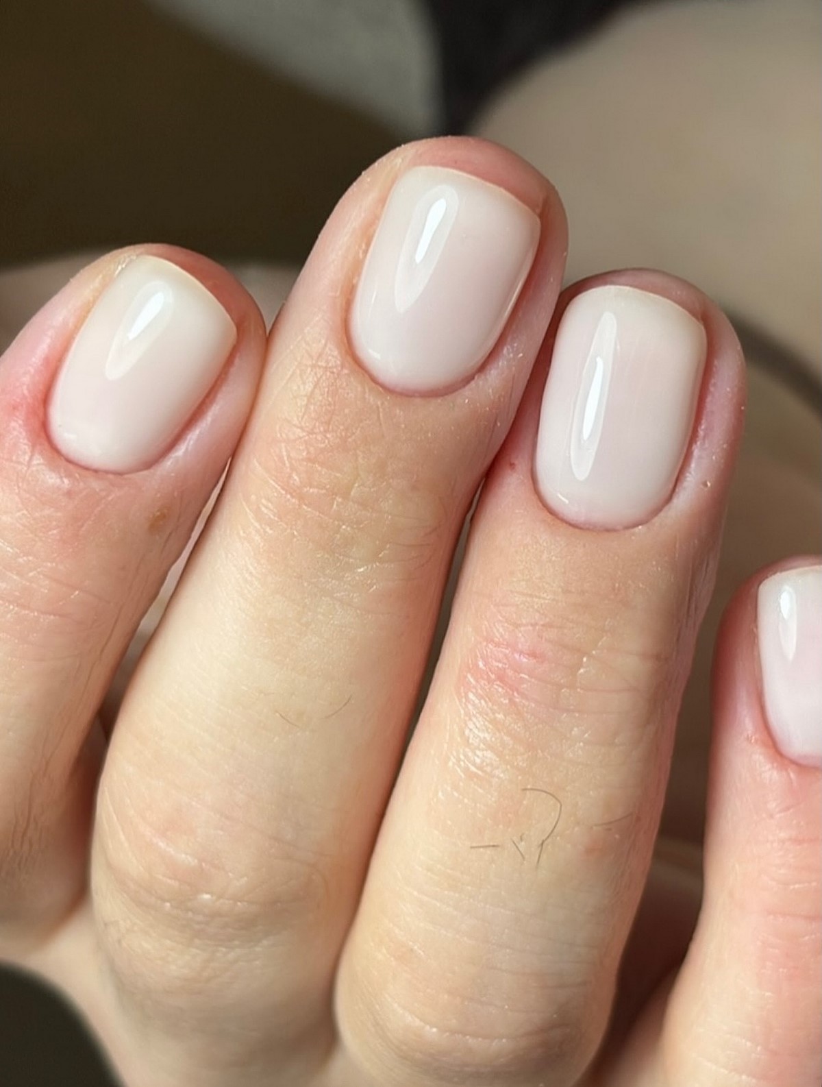 Светлые оттенки на ногтях: мягкий вариант без перегруза