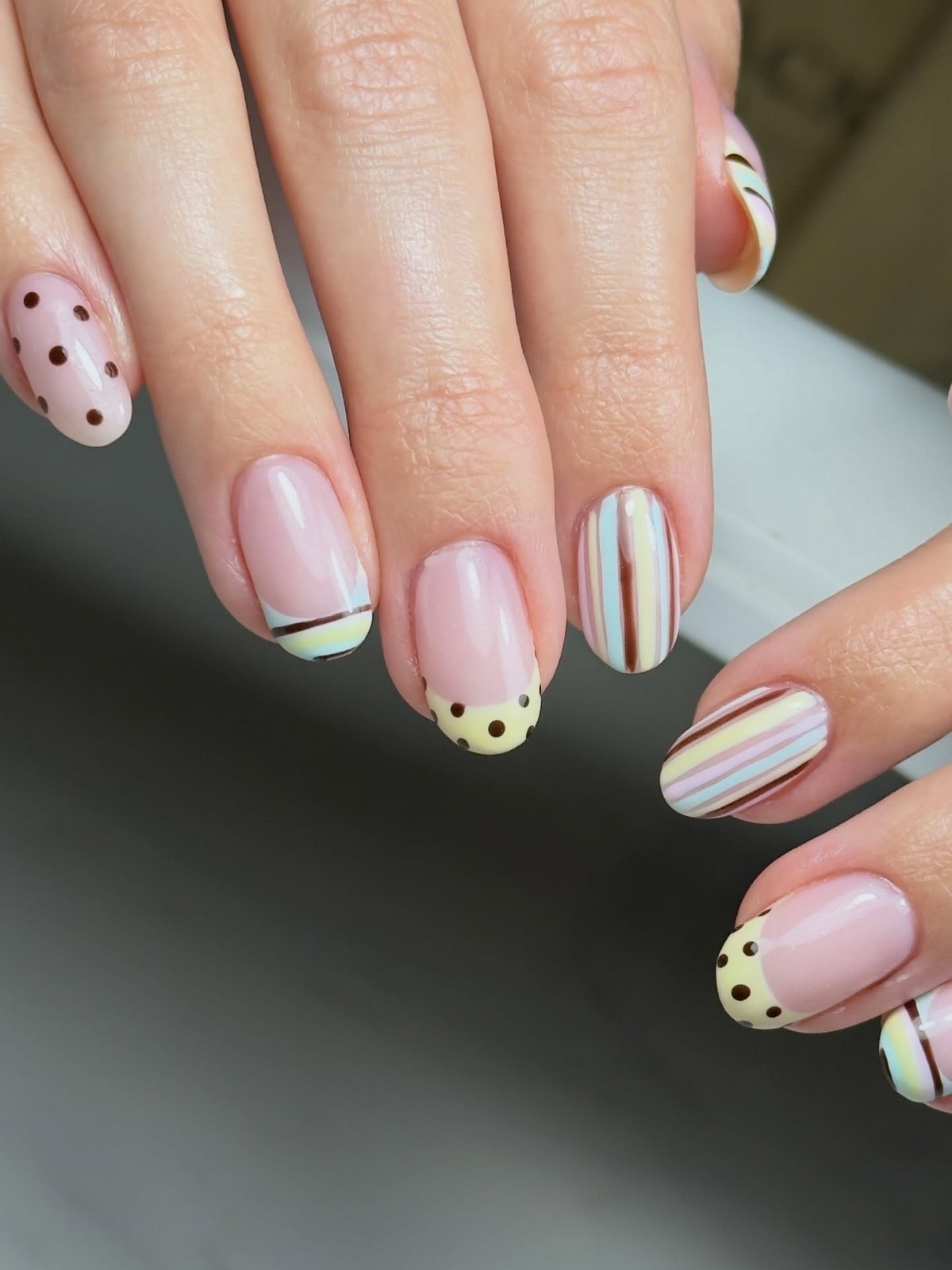 Светлые оттенки на ногтях: мягкий вариант без перегруза