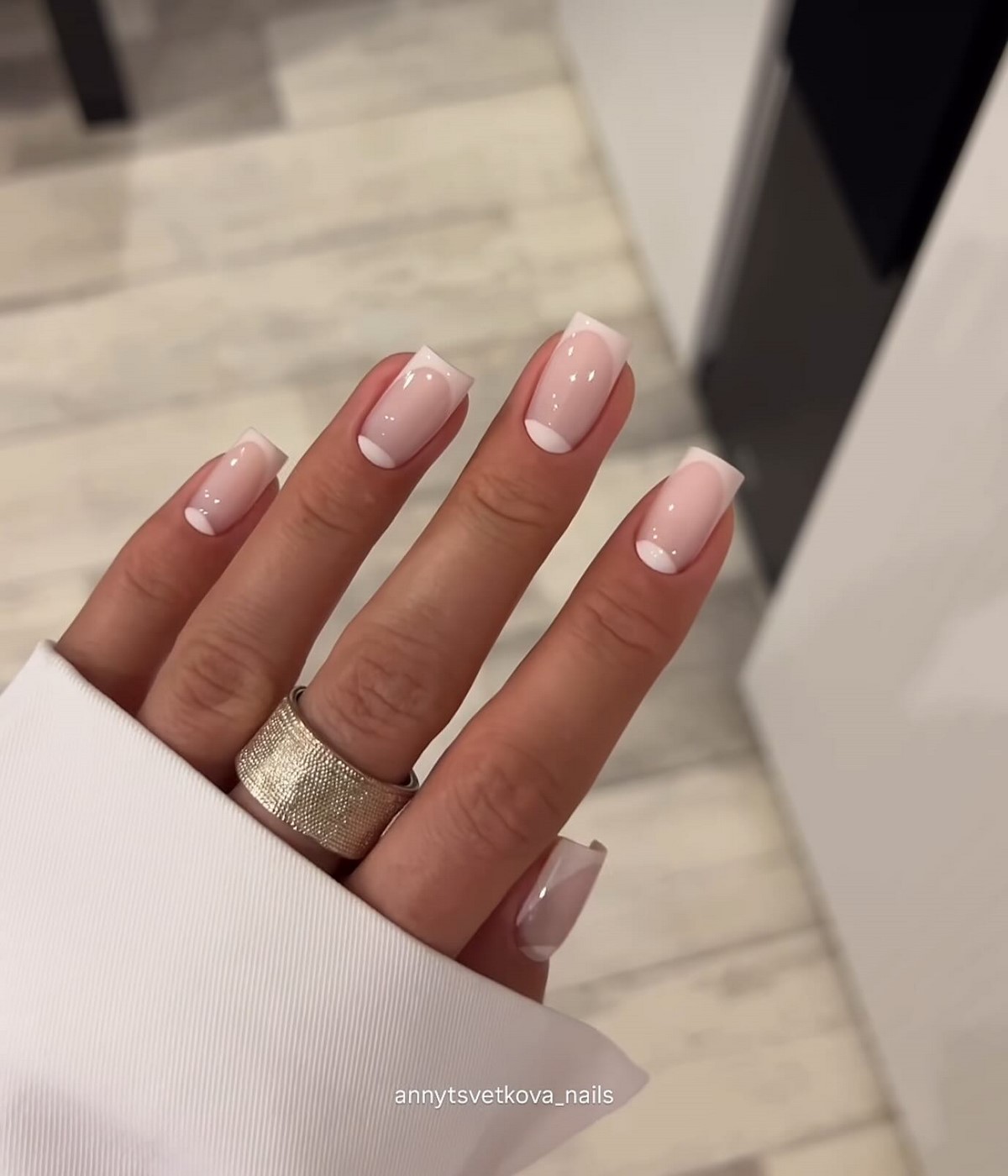 Светлые оттенки на ногтях: мягкий вариант без перегруза
