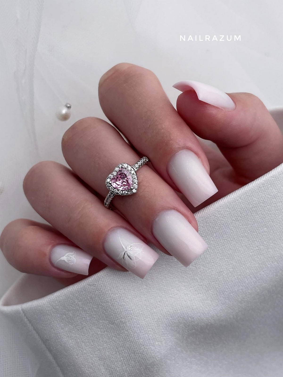 Светлые оттенки на ногтях: мягкий вариант без перегруза