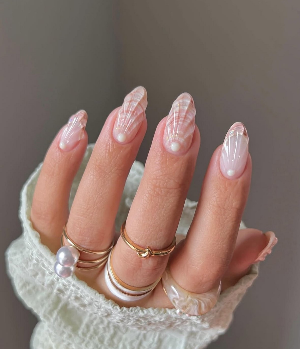 Светлые оттенки на ногтях: мягкий вариант без перегруза