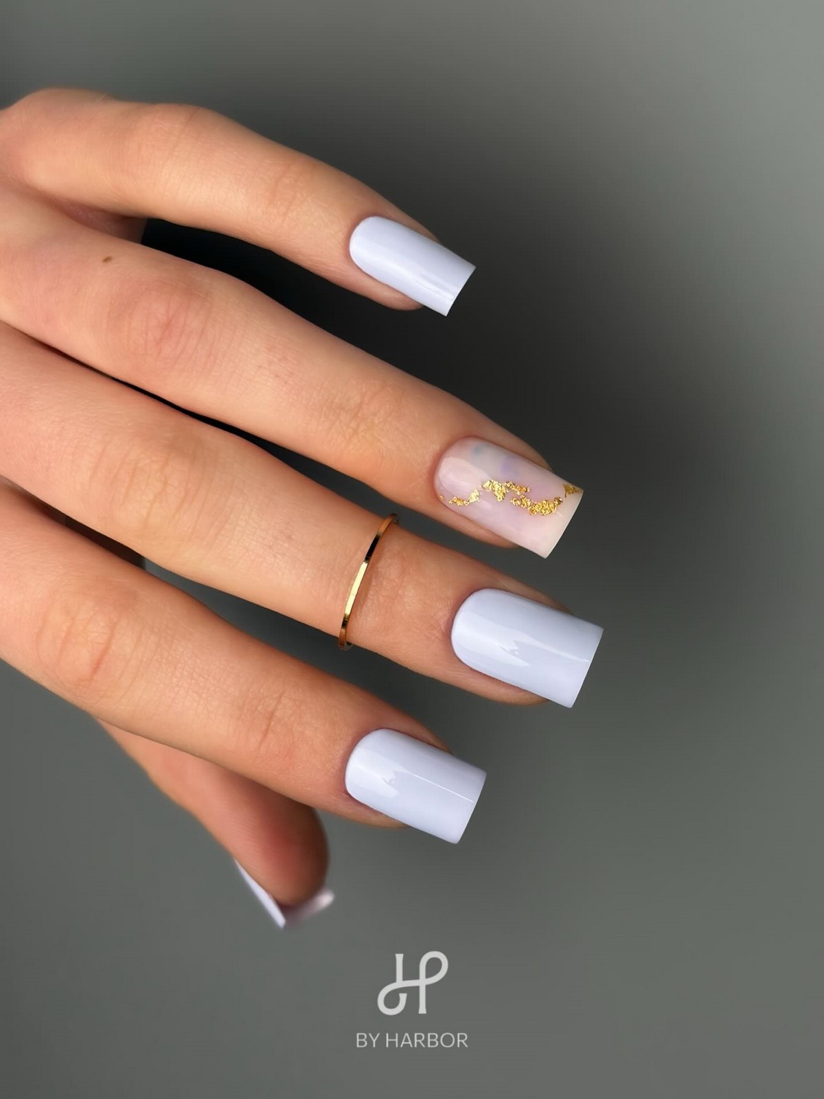 Светлые оттенки на ногтях: мягкий вариант без перегруза