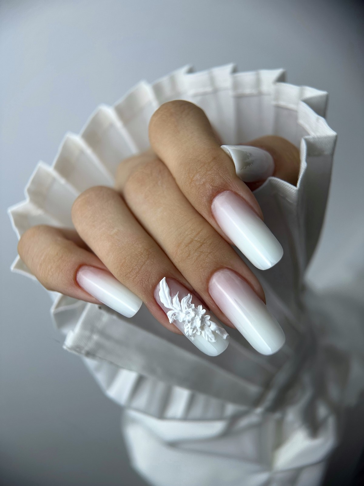 Светлые оттенки на ногтях: мягкий вариант без перегруза