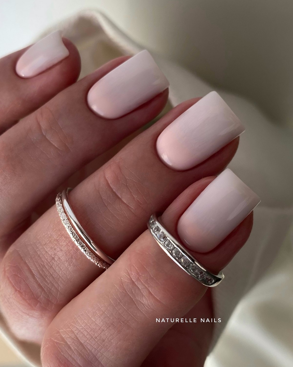 Светлые оттенки на ногтях: мягкий вариант без перегруза