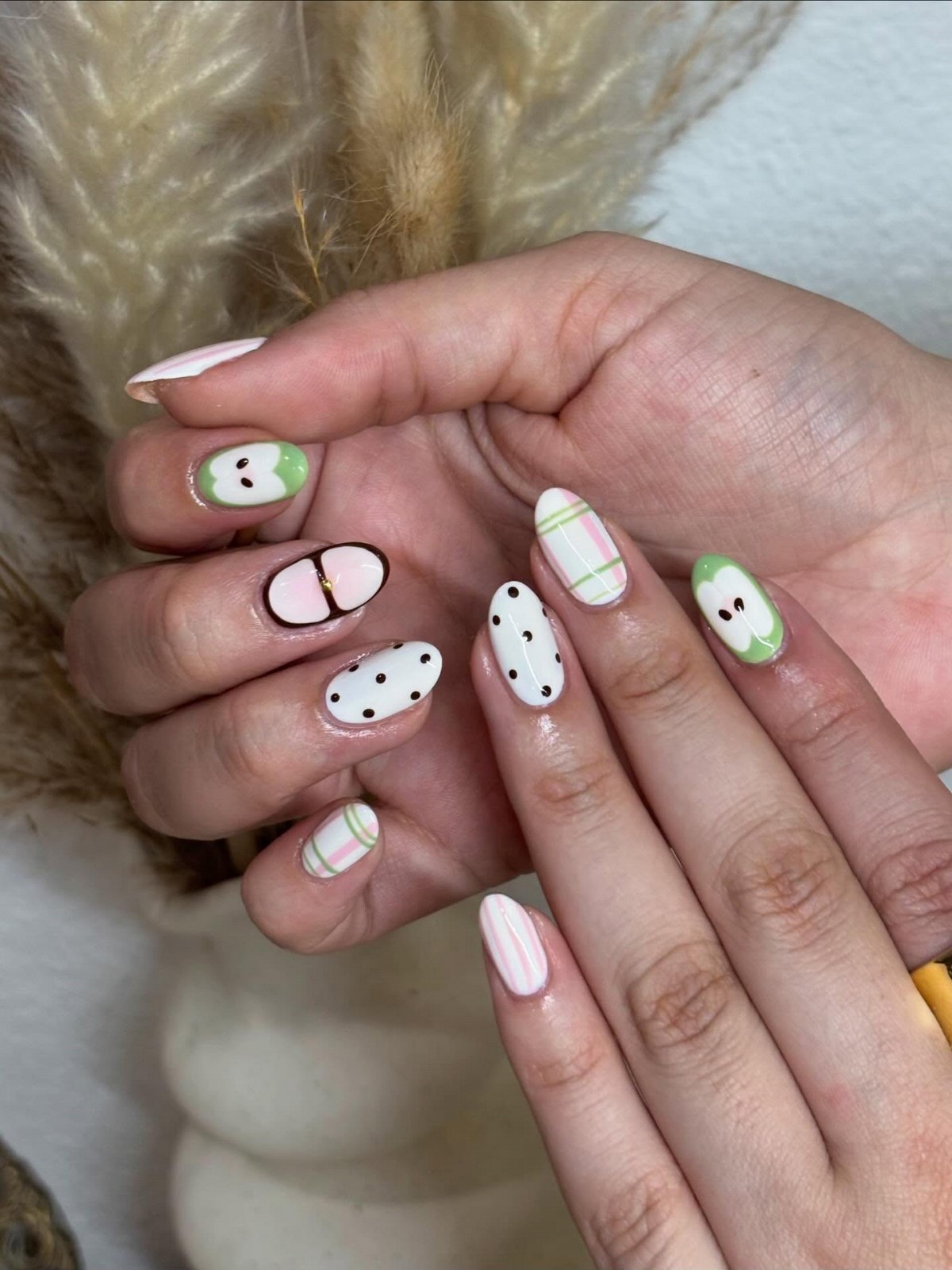 Светлые оттенки на ногтях: мягкий вариант без перегруза