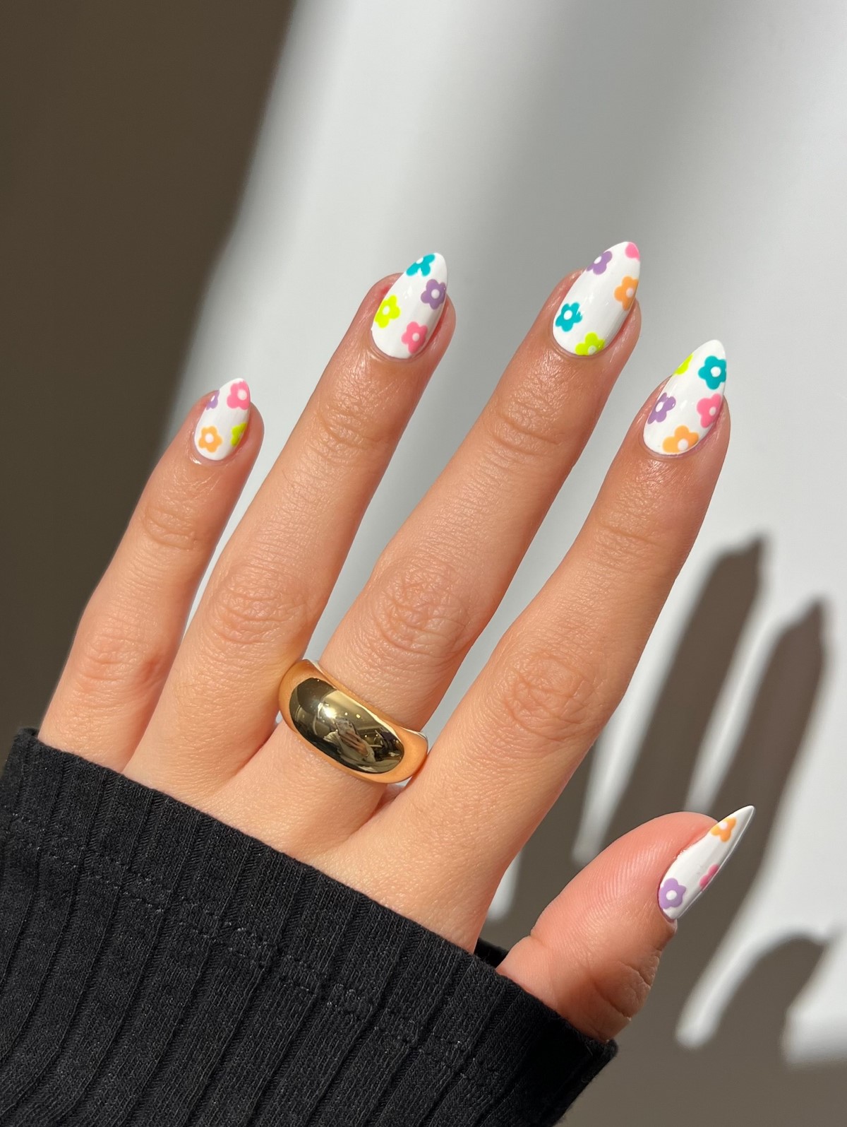 Светлые оттенки на ногтях: мягкий вариант без перегруза