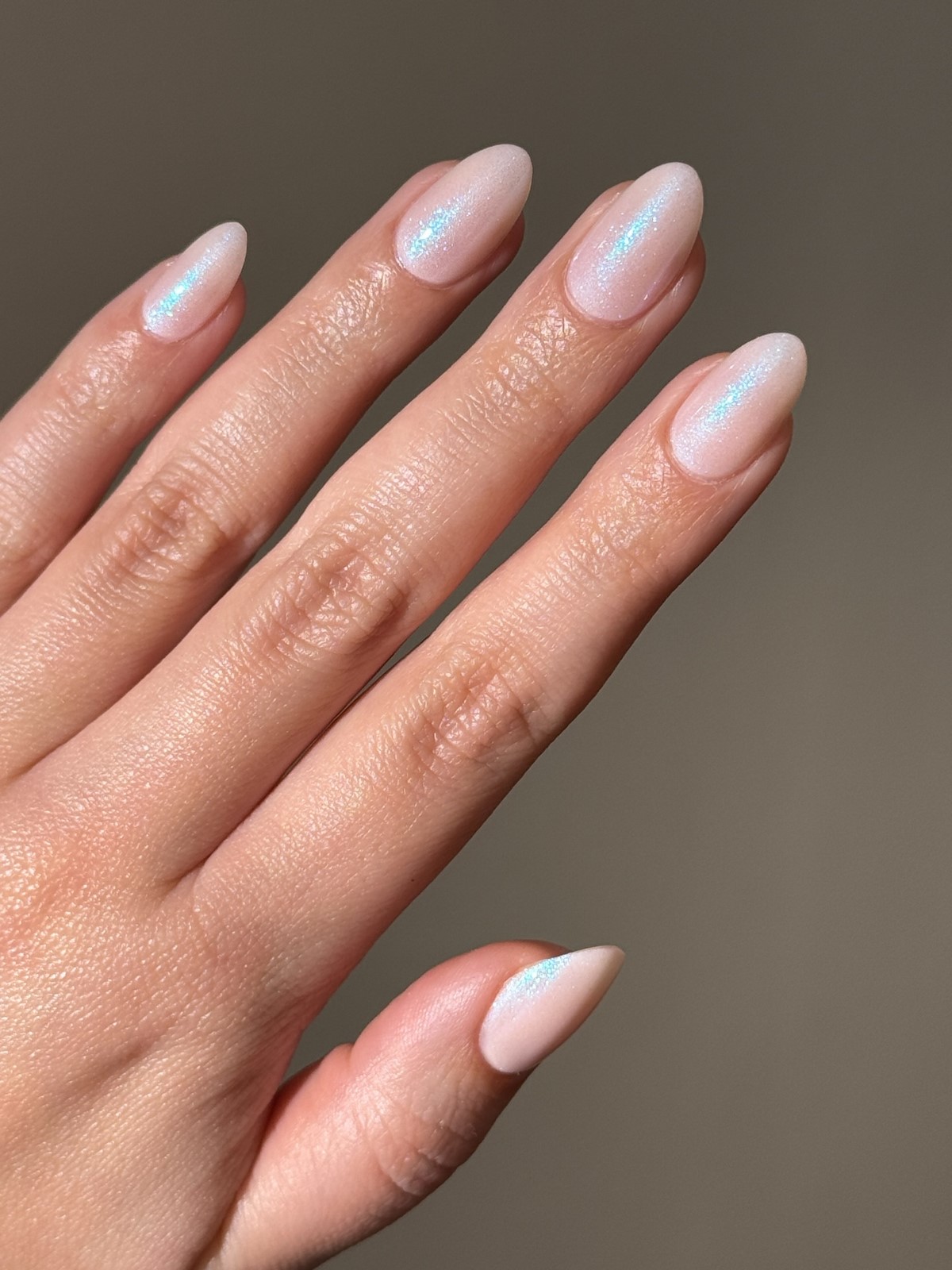 Светлые оттенки на ногтях: мягкий вариант без перегруза