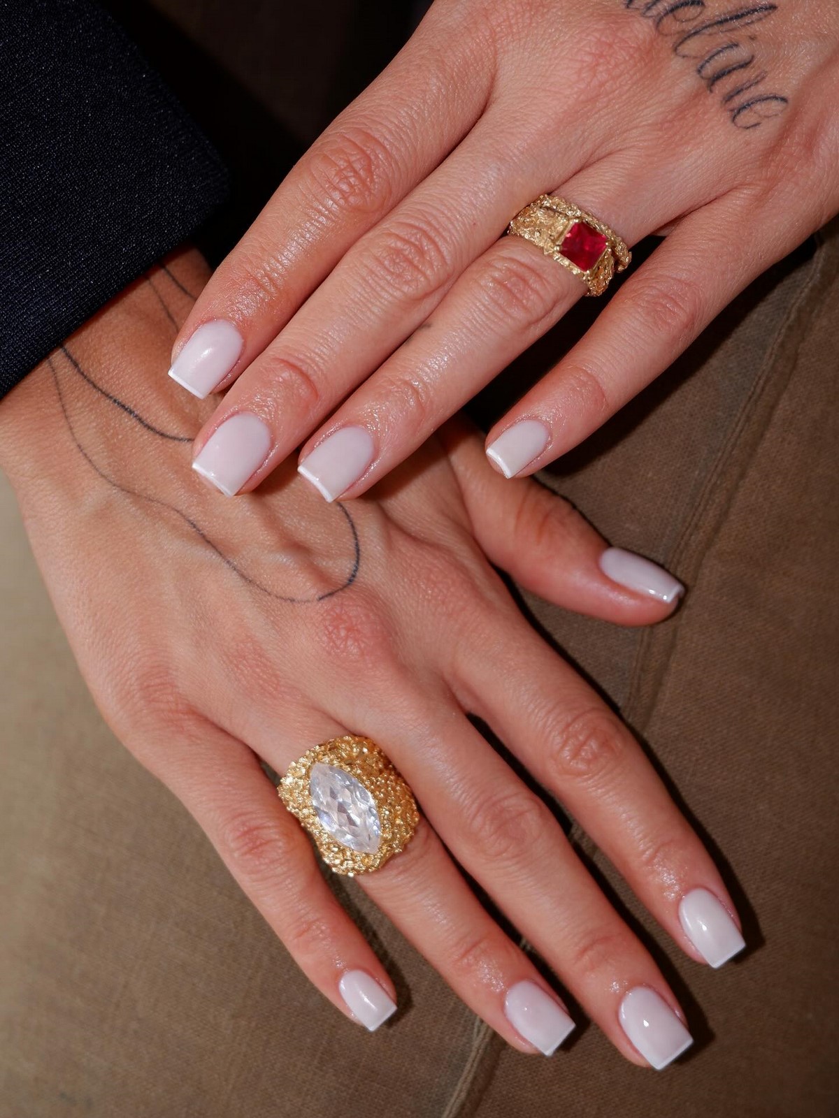 Светлые оттенки на ногтях: мягкий вариант без перегруза