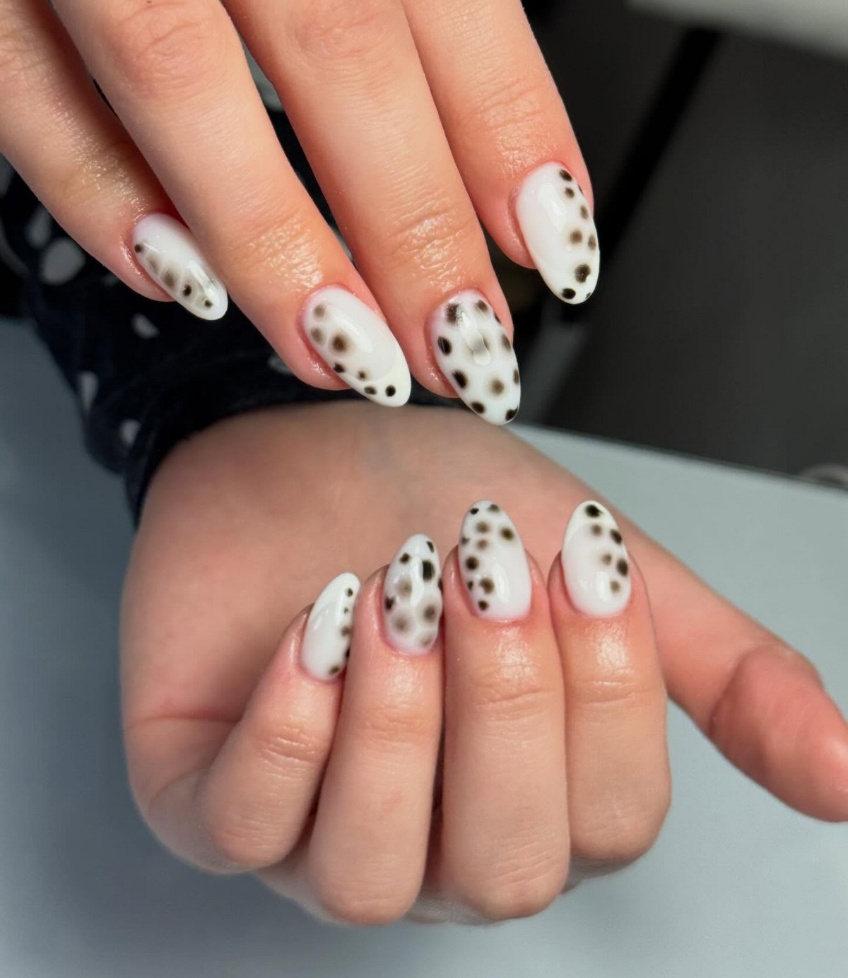 Светлые оттенки на ногтях: мягкий вариант без перегруза