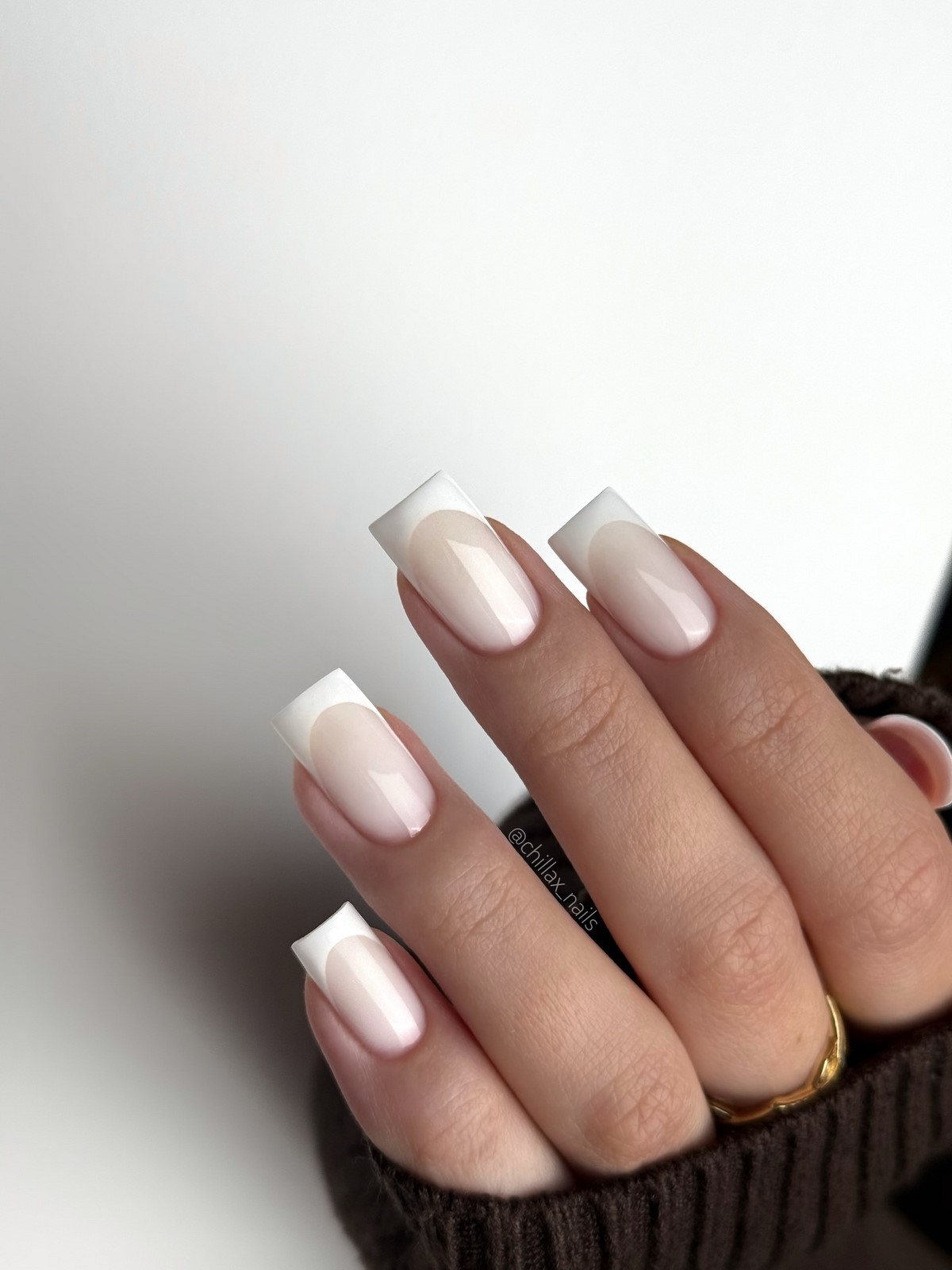 Светлые оттенки на ногтях: мягкий вариант без перегруза