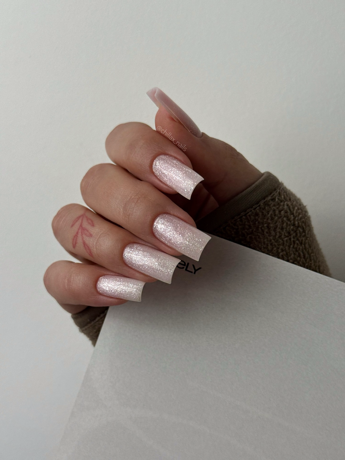 Светлые оттенки на ногтях: мягкий вариант без перегруза