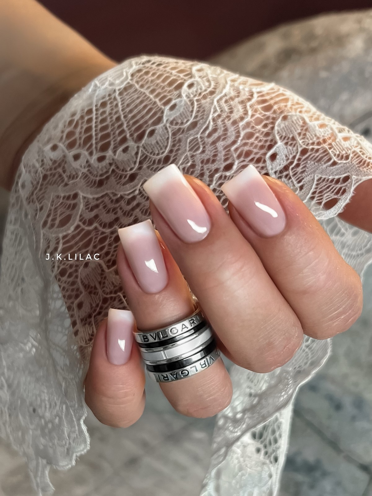 Светлые оттенки на ногтях: мягкий вариант без перегруза