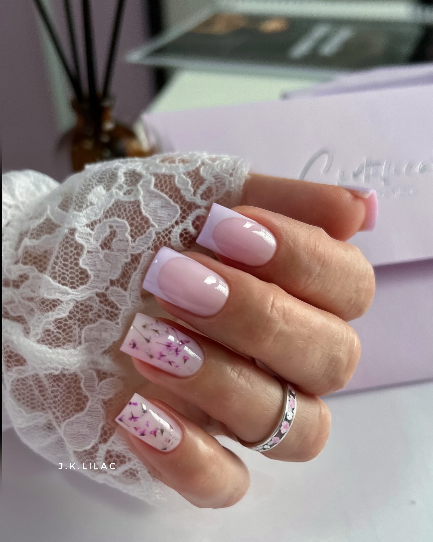 Светлые оттенки на ногтях: мягкий вариант без перегруза